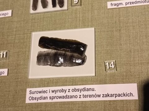 Czarny Obsydian z epoki Neolitu odnaleziony na Śląsku - Muzeum Archeologiczne we Wrocławiu